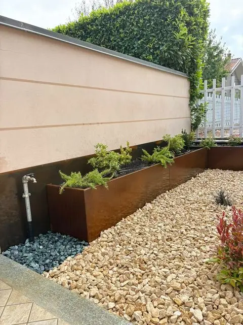 Vasche in corten lungo il muro
