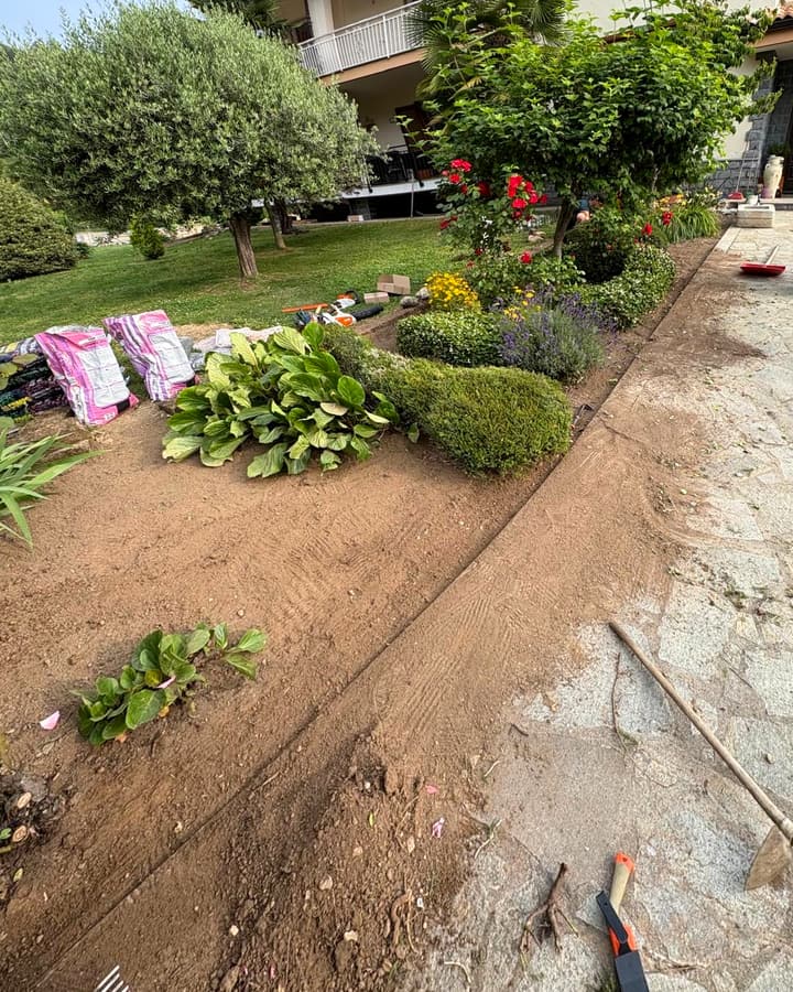 Durante: terreno ripulito, livellato e rastrellato, con il bordo verso il vialetto tracciato